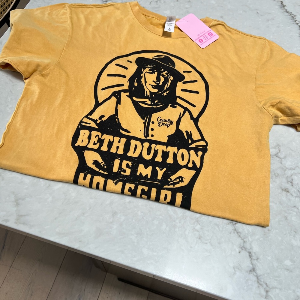 New with tags! Yellowstone T!